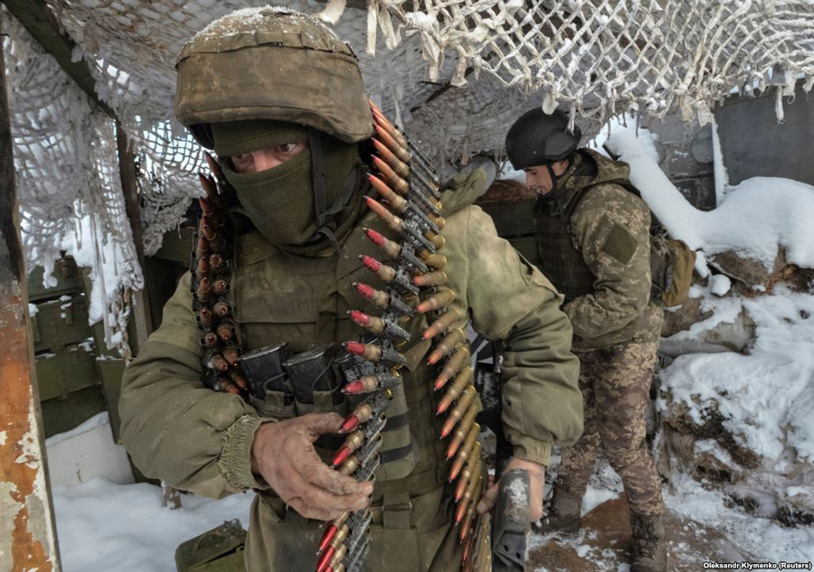 Українські вояки споряджають зброю на одній з позицій ЗСУ під Авдіївкою 25 листопада 2017 року. Фото з сайту radiosvoboda.org 